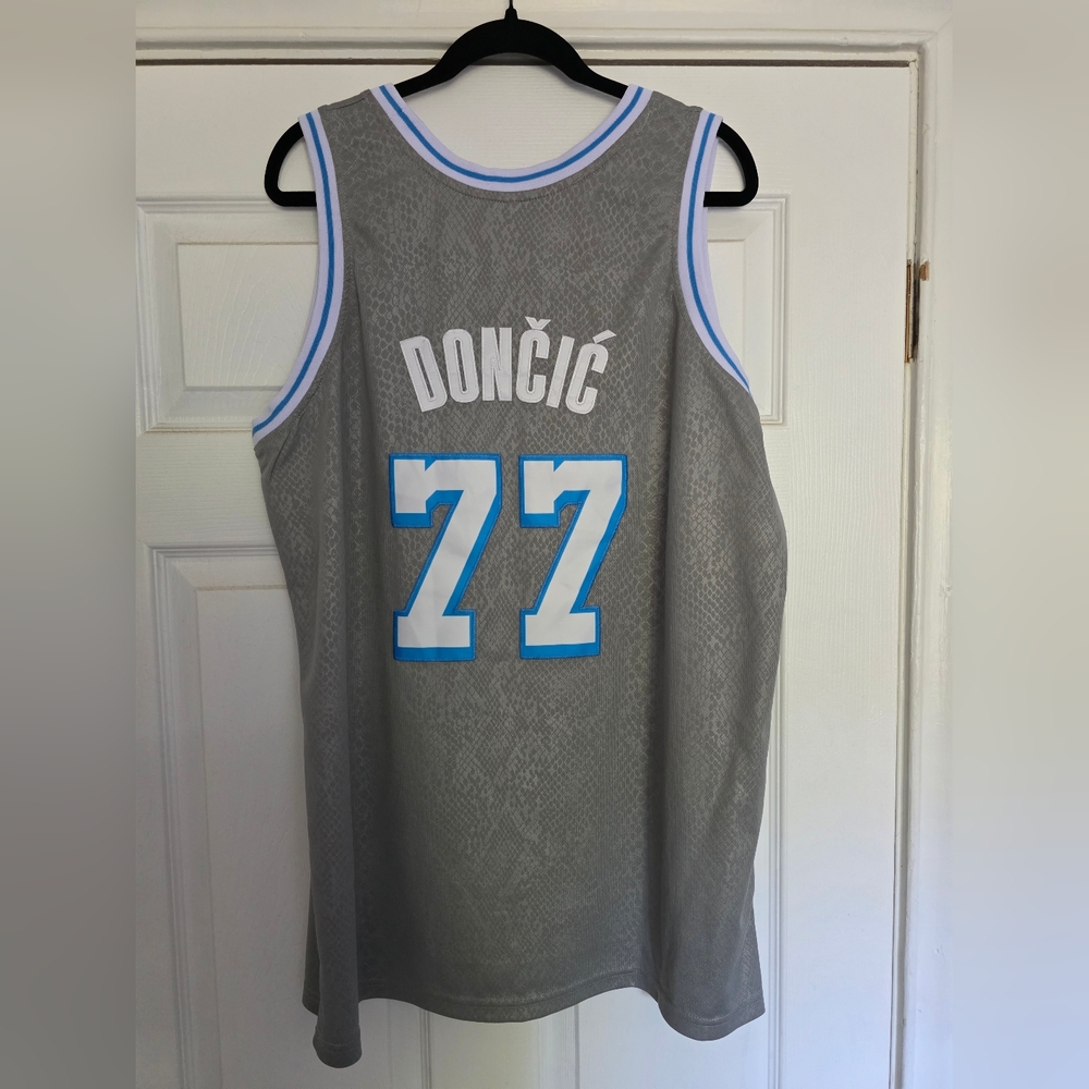 Los Angeles Lakers Luka Doncic GRAY 'The City Of Angels' XL Jersey - Picture 2 of 4